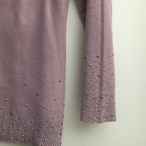 Light long sleeve shirt with stones. - Picture 5 of 6